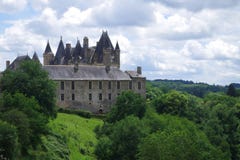 Mooie vesting, kasteel bovenop een heuvel en verborgen door een rijk omringend bos royalty-vrije stock fotografie Mooie vesting, kasteel bovenop een heuvel en verborgen door een rijk omringend bos royalty-vrije stock fotografie
