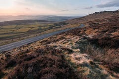 Mooie vroege de lentezonsondergang in Piekdistrict bij Stanage-Rand dichtbij Hathersage, Derbyshire - Maart 2019 royalty-vrije stock foto Mooie vroege de lentezonsondergang in Piekdistrict bij Stanage-Rand dichtbij Hathersage, Derbyshire - Maart 2019 royalty-vrije stock foto