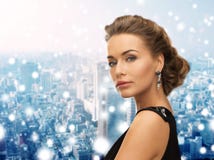 Mooie vrouw in avondjurk die oorringen dragen royalty-vrije stock afbeelding Mooie vrouw in avondjurk die oorringen dragen royalty-vrije stock afbeelding