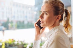 Mooie vrouw die een telefoongesprek in koffie maken royalty-vrije stock foto's Mooie vrouw die een telefoongesprek in koffie maken royalty-vrije stock foto's
