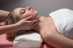 Mooie vrouw die gezichtsmassage ontvangen royalty-vrije stock afbeelding Mooie vrouw die gezichtsmassage ontvangen royalty-vrije stock afbeelding