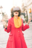 Mooie vrouw die high-tech virtuele werkelijkheidsglazen gebruiken openlucht royalty-vrije stock foto's Mooie vrouw die high-tech virtuele werkelijkheidsglazen gebruiken openlucht royalty-vrije stock foto's