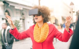 Mooie vrouw die high-tech virtuele werkelijkheidsglazen gebruiken openlucht stock foto's Mooie vrouw die high-tech virtuele werkelijkheidsglazen gebruiken openlucht stock foto's