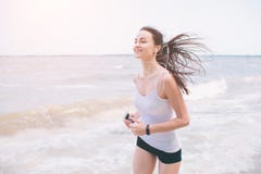 Mooie vrouw die tijdens zonsondergang lopen Jong geschiktheidsmodel dichtbij kust Gekleed in sportkleding royalty-vrije stock foto's Mooie vrouw die tijdens zonsondergang lopen Jong geschiktheidsmodel dichtbij kust Gekleed in sportkleding royalty-vrije stock foto's