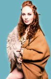 Mooie vrouw in een kostuum van Viking stock foto Mooie vrouw in een kostuum van Viking stock foto