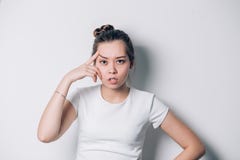 Mooie vrouw met een opgeheven wenkbrauw royalty-vrije stock afbeelding Mooie vrouw met een opgeheven wenkbrauw royalty-vrije stock afbeelding