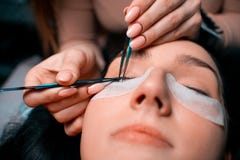 Mooie Vrouw met lange wimpers in een schoonheidssalon De Procedure van de wimperuitbreiding De zwepen sluiten omhoog stock afbeeldingen Mooie Vrouw met lange wimpers in een schoonheidssalon De Procedure van de wimperuitbreiding De zwepen sluiten omhoog stock afbeeldingen