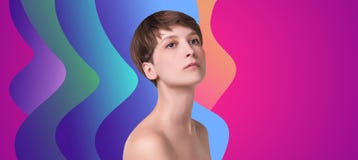 Mooie vrouwelijke gezichts dichte omhooggaand portret van jong model bij studio op wit royalty-vrije stock foto Mooie vrouwelijke gezichts dichte omhooggaand portret van jong model bij studio op wit royalty-vrije stock foto