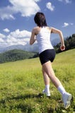 Mooie vrouwen die sporten op het gras doen royalty-vrije stock foto's Mooie vrouwen die sporten op het gras doen royalty-vrije stock foto's