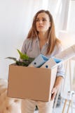 Mooie werkloze vrouw die een zware doos met persoonlijke punten dragen stock afbeeldingen Mooie werkloze vrouw die een zware doos met persoonlijke punten dragen stock afbeeldingen