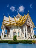 Mooie witte Bhuddhist-tempel royalty-vrije stock fotografie Mooie witte Bhuddhist-tempel royalty-vrije stock fotografie