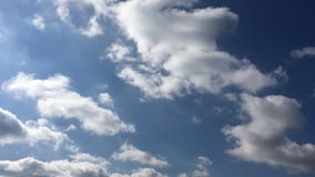 Mooie Wolken met Blauwe Hemelachtergrond Hemel met het blauw van de de aardwolk van het wolkenweer Blauwe hemel met wolken en zon stock videobeelden Mooie Wolken met Blauwe Hemelachtergrond Hemel met het blauw van de de aardwolk van het wolkenweer Blauwe hemel met wolken en zon stock videobeelden