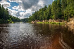 mooie zandsteenklippen op de kusten van rivier Amata in Letland royalty-vrije stock afbeeldingen mooie zandsteenklippen op de kusten van rivier Amata in Letland royalty-vrije stock afbeeldingen