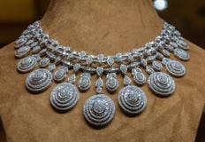 Mooie zilveren-gekleurde halsband royalty-vrije stock afbeeldingen Mooie zilveren-gekleurde halsband royalty-vrije stock afbeeldingen