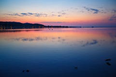 Mooie zonsondergang over water op het eiland van Sardinige stock foto's Mooie zonsondergang over water op het eiland van Sardinige stock foto's