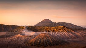 Mooie zonsopgang bij Onderstel Bromo Tengger Semeru stock foto's Mooie zonsopgang bij Onderstel Bromo Tengger Semeru stock foto's