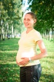 Mooie zwangere vrouw in het park stock foto Mooie zwangere vrouw in het park stock foto