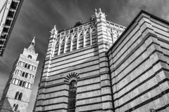 Mooie zwart-witte mening van een glimp van het historische centrum van Pistoia, Toscanië, Italië royalty-vrije stock foto Mooie zwart-witte mening van een glimp van het historische centrum van Pistoia, Toscanië, Italië royalty-vrije stock foto