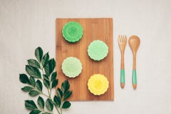 Mooncake και τσάι, κινεζικά μέσα τρόφιμα φεστιβάλ φθινοπώρου Άποψη γωνίας άνωθεν Στοκ φωτογραφία με δικαίωμα ελεύθερης χρήσης Mooncake και τσάι, κινεζικά μέσα τρόφιμα φεστιβάλ φθινοπώρου Άποψη γωνίας άνωθεν Στοκ φωτογραφία με δικαίωμα ελεύθερης χρήσης