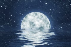 Moonset over ocean with full moon on blue night sky Royalty Free Stock Photography Moonset over ocean with full moon on blue night sky Royalty Free Stock Photography