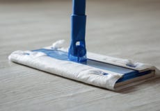 Mopp mit einem nass Stoff auf Linoleum stockbilder Mopp mit einem nass Stoff auf Linoleum stockbilder
