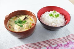 Moqueca rybi i dzwonkowi pieprze, karmowy brazylijczyk, słuzyć z białymi ryż na drewnianym stole, zdjęcie royalty free Moqueca rybi i dzwonkowi pieprze, karmowy brazylijczyk, słuzyć z białymi ryż na drewnianym stole, zdjęcie royalty free