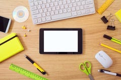 Moquerie de bureau vers le haut de calibre avec des articles de comprimé et de bureau Vue de ci-avant photos libres de droits Moquerie de bureau vers le haut de calibre avec des articles de comprimé et de bureau Vue de ci-avant photos libres de droits