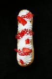 Morangos e eclair de creme com bagas frescas e parte superior tuile do laço vermelho para baixo no fundo preto foto de stock royalty free Morangos e eclair de creme com bagas frescas e parte superior tuile do laço vermelho para baixo no fundo preto foto de stock royalty free