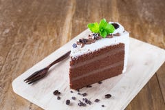 Morceau de gâteau de chocolat avec le glaçage sur en bois photo stock Morceau de gâteau de chocolat avec le glaçage sur en bois photo stock