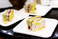Morceau de gâteau de mariage du plat blanc à une partie photos libres de droits Morceau de gâteau de mariage du plat blanc à une partie photos libres de droits