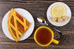 Morceau de tarte avec de la confiture d'abricot, sucre, citron, thé Photo stock Morceau de tarte avec de la confiture d'abricot, sucre, citron, thé Photo stock