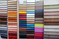 Morceaux de matériel de cuir et de textile pour l'équilibre intérieur et de meubles faisant par exemple dans le catalogue de diff photo stock Morceaux de matériel de cuir et de textile pour l'équilibre intérieur et de meubles faisant par exemple dans le catalogue de diff photo stock