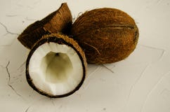 Morceaux de noix de coco sur le fond blanc, configuration plate, vue sup?rieure image stock Morceaux de noix de coco sur le fond blanc, configuration plate, vue sup?rieure image stock