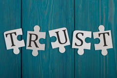 Morceaux de puzzle avec le mot et le x22 ; Trust& x22 ; images stock Morceaux de puzzle avec le mot et le x22 ; Trust& x22 ; images stock