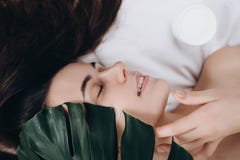 Morena bonita com aparência atrativa Os termas dos cuidados com a pele relaxam o conceito foto de stock Morena bonita com aparência atrativa Os termas dos cuidados com a pele relaxam o conceito foto de stock