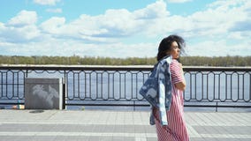 A morena à moda anda na terraplenagem video estoque A morena à moda anda na terraplenagem video estoque