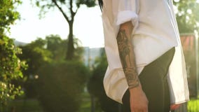 Morenita de moda en ropa elegante y con la mano tattoed que presenta para la cámara metrajes Morenita de moda en ropa elegante y con la mano tattoed que presenta para la cámara metrajes