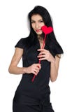 Morenita en vestido negro con el corazón hecho del papel imagen de archivo Morenita en vestido negro con el corazón hecho del papel imagen de archivo
