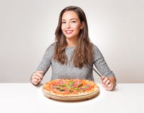 Morenita joven que tiene comida italiana fotos de archivo libres de regalías Morenita joven que tiene comida italiana fotos de archivo libres de regalías