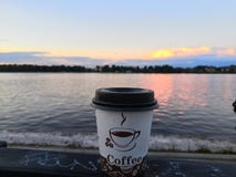 Morgenkaffee auf dem die Wolga-Damm stockfoto Morgenkaffee auf dem die Wolga-Damm stockfoto