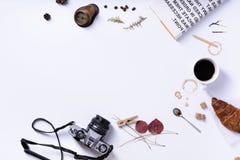 Morgenkaffee, Hörnchenfrühstückskonzept auf weißem Hintergrund lizenzfreies stockbild Morgenkaffee, Hörnchenfrühstückskonzept auf weißem Hintergrund lizenzfreies stockbild