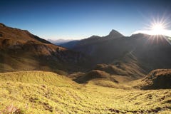 Morgensonnenlicht über alpinen Spitzen stockfoto Morgensonnenlicht über alpinen Spitzen stockfoto