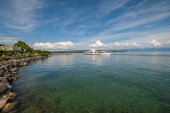 MORGES, ШВЕЙЦАРИЯ - 21-ОЕ МАЯ 2018: Паром пассажира приезжает в порт Morges, Швейцарии стоковые фото MORGES, ШВЕЙЦАРИЯ - 21-ОЕ МАЯ 2018: Паром пассажира приезжает в порт Morges, Швейцарии стоковые фото