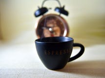 Morgonkoppen av varmt kaffe gör uppvaknandet lättare och ger en känsla av gladlynthet arkivfoton Morgonkoppen av varmt kaffe gör uppvaknandet lättare och ger en känsla av gladlynthet arkivfoton