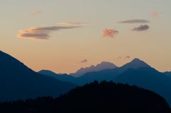 Morgonsikt till Julian Alps den ovannämnda blödde sjön, Slovenien, Triglav nationalpark, Europa arkivbilder Morgonsikt till Julian Alps den ovannämnda blödde sjön, Slovenien, Triglav nationalpark, Europa arkivbilder