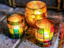 Morrocan a dénommé des pots de couleur utilisés comme lumières de thé photo libre de droits Morrocan a dénommé des pots de couleur utilisés comme lumières de thé photo libre de droits