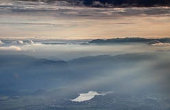 Morze chmur, mgły i słońca promienie przy zmierzchem, jezioro Krwawił, Slovenia zdjęcie stock Morze chmur, mgły i słońca promienie przy zmierzchem, jezioro Krwawił, Slovenia zdjęcie stock