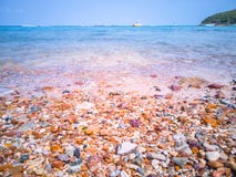Morze i kolorowa skalista plaża Koh Larn jesteśmy wyspą w Pattaya zdjęcia stock Morze i kolorowa skalista plaża Koh Larn jesteśmy wyspą w Pattaya zdjęcia stock
