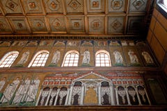 Mosaik av slotten av Theodoric i Sant Apollinare Nuovo royaltyfria bilder Mosaik av slotten av Theodoric i Sant Apollinare Nuovo royaltyfria bilder