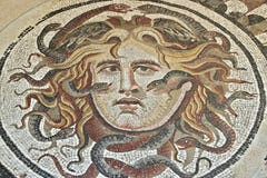 Mosaik med huvudet av medusaen på medborgaren Roman Museum royaltyfri bild Mosaik med huvudet av medusaen på medborgaren Roman Museum royaltyfri bild